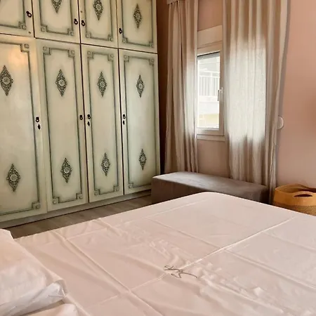 Acanthus Apartment *