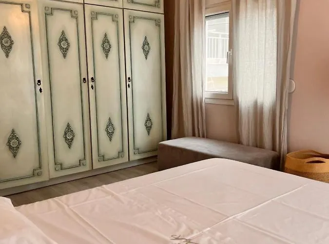 Acanthus Apartment *